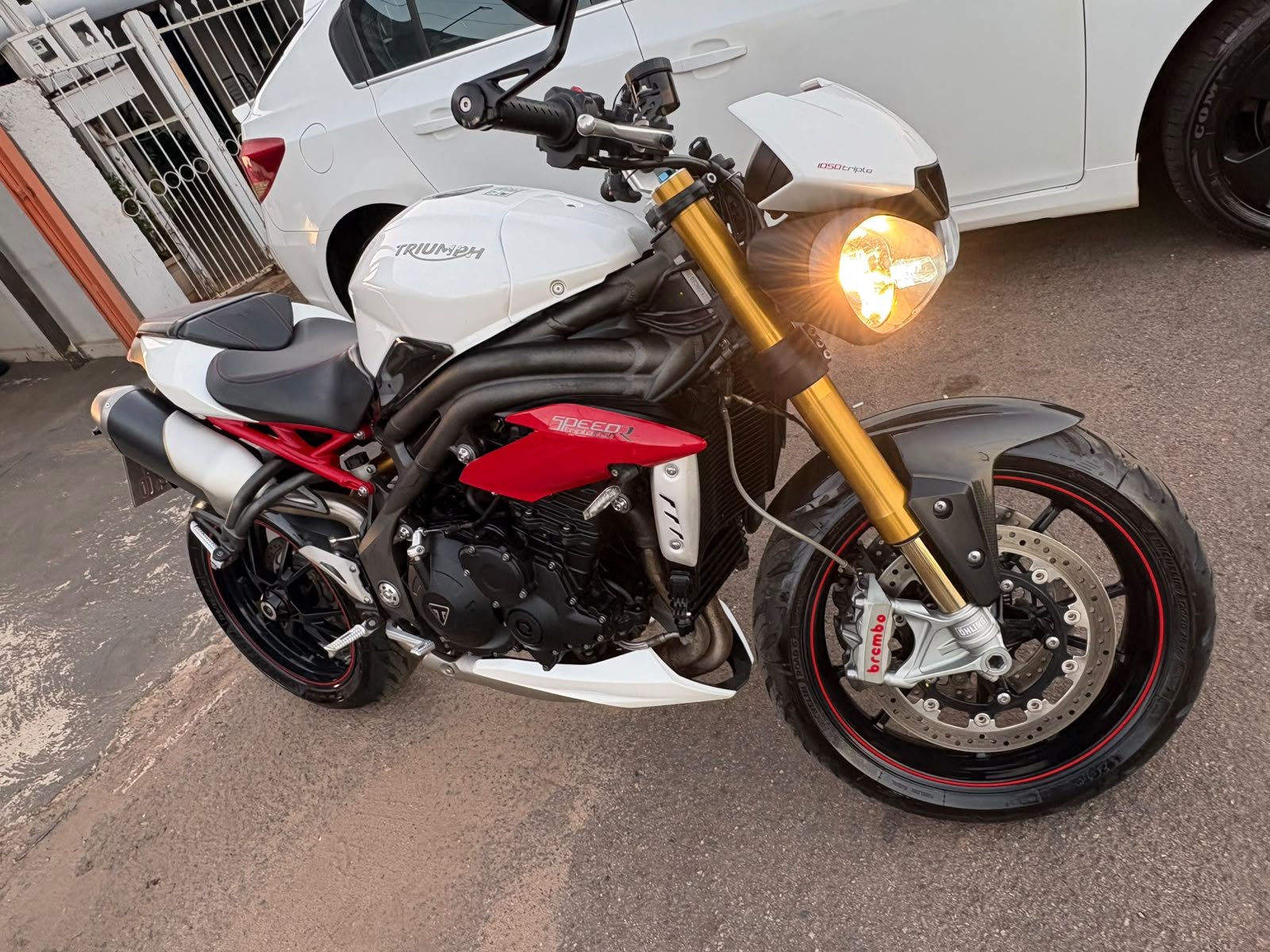 Oportunidade!!! Triumph/SPEED TRIPLE R 1050 C 2017 Completa !!! Super Conservada,! Financio/Pego Trocas - Imagem 3